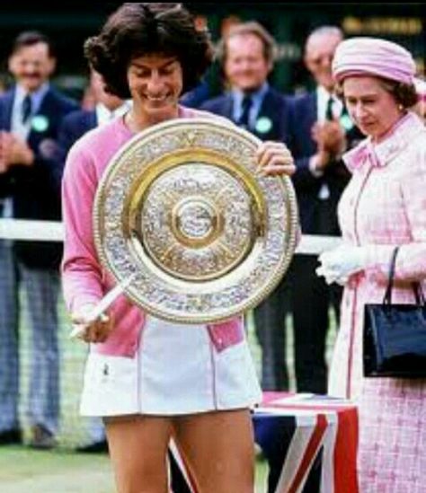 Virginia Wade wins Wimbledon in 1977 - the Queen's Silver Jubilee year Virginia Wade, Northern California Style, Tennis Techniques, Student Style, Wimbledon Tennis, Tennis Legends, Tennis Style, Tennis Fan, British Women