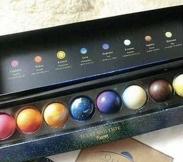 Chocolate Bonbons Packaging, Chocolate Bonbons Recipe, Galaxy Desserts, Bon Bons Recipe, Chocolate Bonbons, Chocolate Candy Recipes, Chocolate Photos, Chocolate Packaging Design, Packaging Design Trends