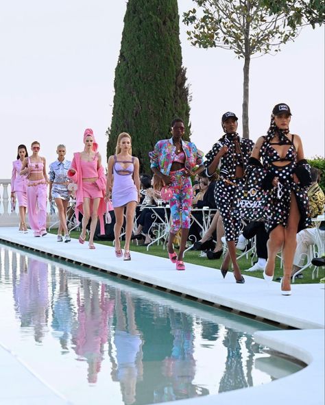 The latest women’s collection from #VERSACE, in collaboration with House Muse #DuaLipa, entitled #LaVacanza, made references to the brand’s rich, unapologetic history🐍 With classic Italian inspirations, the collection is perfect for the summertime. Shop their jaw-dropping collab in the link below🛍️ Pink Couch, Versace Fashion, Pink Suit, Pre Fall Collection, Versace Collection, Versace Outfit, Donatella Versace, Sparkle Dress, Co Design