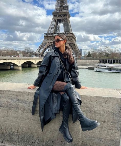 #trenchcoatoutfit #paris #europefashion #coldweather #winteroutfit #blackoutfit Outfit Paris Invierno, Paris Style Winter, Paris Aesthetic Outfits, Classy Outfits Winter, Paris Outfits Winter, London Trip Outfit, Paris Trip Outfits, Paris Instagram Pictures, Paris Outfit Ideas