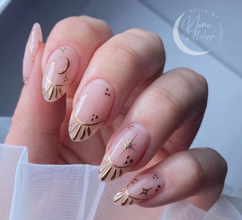 Great Gatsby Nails Designs, Art Deco Nails Designs, Gold Accent Nail Design, Art Nouveau Nails, Gold Floral Nails, Lotus Nail Art, Sun And Moon Nails, Art Deco Nail Art, Gold Accent Nail