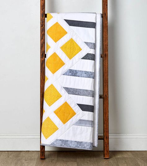 Grey And White Quilts Ideas, Yellow Quilts Color Combinations, Yellow And Grey Quilts, Yellow And Black Quilts, How To Make Yellow, Yellow Bed, Bright Blanket, Quilt Sewing Room, Quilt Blocks Easy