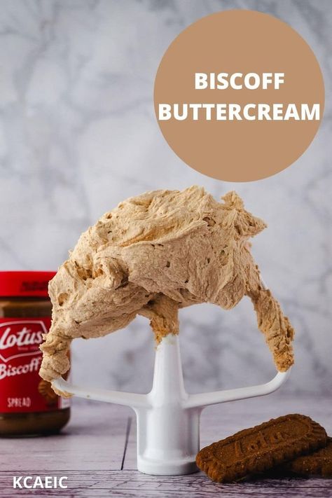 Biscoff buttercream with biscoff biscuits and spread. Biscoff Filling Recipe, Strawberry Biscoff Cake, Biscoff Icing, Biscoff Whipped Cream, Biscoff Icing Recipe, Biscoff Cream, Biscoff Frosting, Lotus Cream Recipe, Biscoff Ganache Recipe