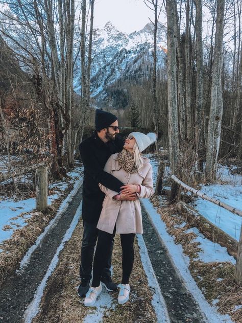 Kashmir Trip Outfit Ideas Winter, Couple Photo Ideas In Kashmir, Couple Poses In Kashmir, Snow Photoshoot Ideas Couple, Couples In Snow, Couple Poses Travel, Couple Winter Photoshoot, Winter Couple Pictures, Couples Candid Photography