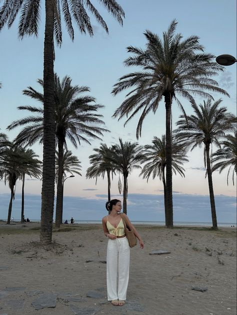 #valencia #spain #palmtrees #palm #beach #strand #leinenhose #summer #summerstyle #summervibes Alicante Photo Ideas, Valencia Photo Ideas, Spain Photo Ideas, Valencia Outfit, Valencia Spain Aesthetic, Valencia Spain Beach, Valencia Aesthetic, Aesthetic Finder, Spain Life