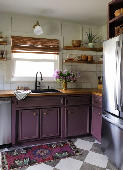 28 Purple Kitchen Ideas for a Bold and Beautiful Space Cream And Purple Kitchen, Kitchen Purple Decor, Purple Island Kitchen, Purple And Copper Kitchen, Kitchen Purple Cabinets, Small Kitchen Ideas Colors, Dark Purple Cabinets Kitchen, Painted Kitchen Cabinets Small Kitchen, Coral Kitchen Ideas