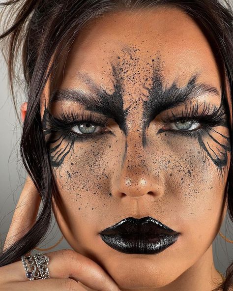 Made Up Superheroes, Huntress Makeup Halloween, Halloween Makeup Trends 2023, Goth Witch Makeup Halloween, Dark Angel Hairstyle, Dark Queen Makeup Halloween, Dark Fairy Halloween Makeup, Raven Makeup Halloween, Assassin Makeup Female