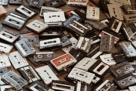 #vintage #aesthetics #aesthetic #random #music #retro #theme #cassette  https://weheartit.com/entry/326735459 Wammy's House, Fotografi Vintage, New Retro Wave, 80s Aesthetic, Images Vintage, Photo Vintage, Music Aesthetic, Metal Gear, Retro Aesthetic