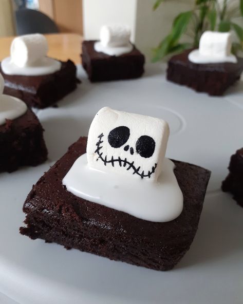 Skeleton Marshmallows, Skeleton Desserts, Halloween Buffet Ideas, Halloween Brownies Ideas, Brownies With Icing, Smores Halloween, Spooky Brownies, Skeleton Cupcakes, Decorated Brownies