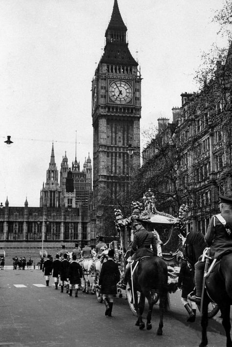 Dark Vibes, London Buildings, Westminster Bridge, Old Pics, London History, St Pauls Cathedral, London Places, London Town, Old London