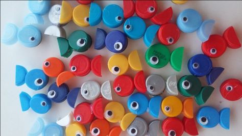 Peces broches con tapones de plástico reciclados English Classes For Kids, Under The Sea Decorations, Pop Stick, Sea Decor, Bottle Cap Crafts, Plastic Crafts, Recycled Crafts, Animal Crafts, Garden Crafts