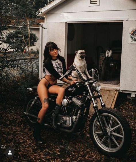 Motorcycle Outfits For Women, Motorcycle Photo Shoot, Biker Chick Style, Biker Chick Outfit, Chick Outfit, Female Motorcycle Riders, Cb 300, Biker Photography, Motos Vintage