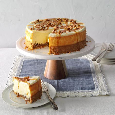 Caramel Pecan Desserts, Caramel Pecan Cheesecake Recipes, Pecan Cheesecake Recipes, Fall Cheesecake, Butter Pecan Cheesecake, Christmas Cheesecake Recipes, Thanksgiving Cheesecake, Caramel Pecan Cheesecake, Pecan Desserts