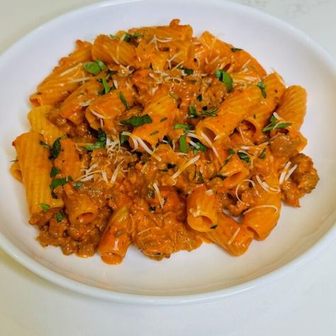 Spicy Rigatoni with Sausage - Yel's Kitchen Spicy Sausage Rigatoni, Spicy Rigatoni Pasta, Rigatoni With Sausage, Spicy Rigatoni, Rigatoni Recipe, Spicy Sausage Pasta, Sausage Rigatoni, Rigatoni Recipes, Cooking With White Wine