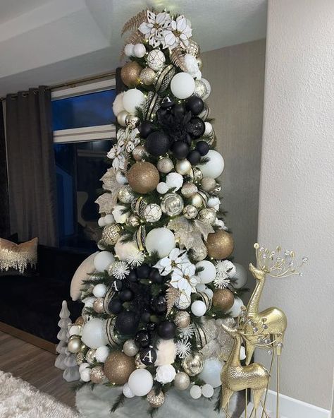 White And Black Christmas Tree, White And Black Christmas, Black And White Christmas Tree, Black Christmas Tree, Black And White Christmas, Glam Christmas, Black Christmas Trees, Instagram S, Black Christmas