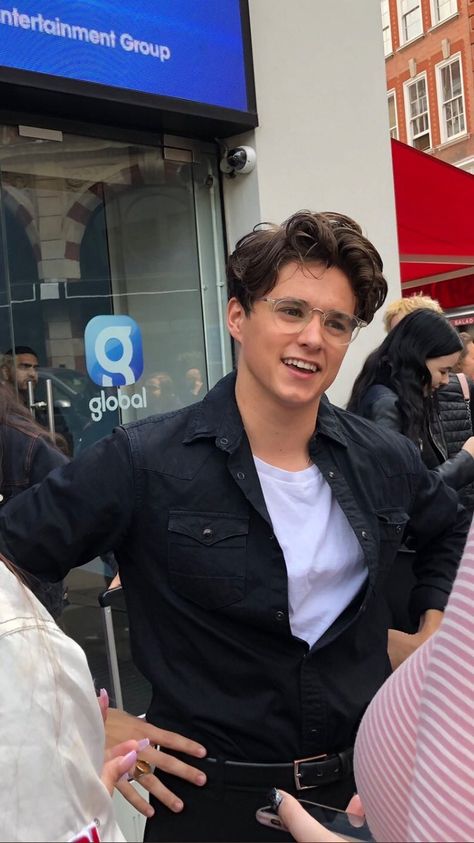 Brad Will Simpson, Brad Simpson Photoshoot, Brad Simpson Glasses, Guy Aesthetic Outfits, The Vamps Concert, Brad The Vamps, Bradley Will Simpson, Bradley Simpson Concert, Bradley The Vamps