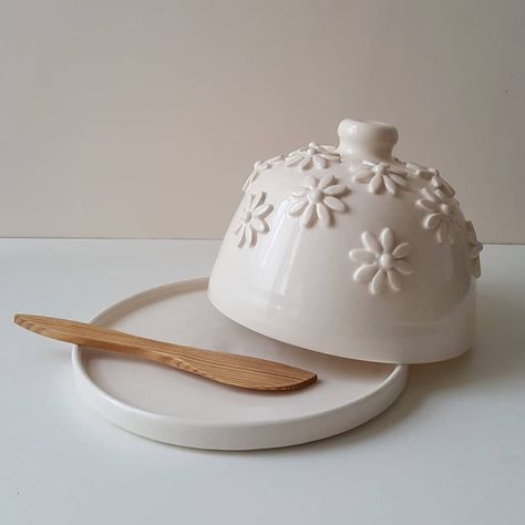 Butter Ceramic Dish, Ceramics Butter Dish, Kitchen Pottery Ideas, Cute Butter Dish, Ceramic Butter Dish Handmade, Useful Ceramics, Clay Butter Dish, Butter Dish Pottery, Butter Dish Ceramic