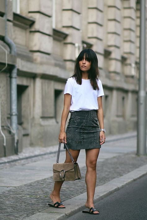 Nisi is wearing: Gucci Dionysus bag, Hermès Oran Sandals, studded suede skirt and a basic white t-shirt from Acne Studios - teetharejade.com Hermes Oran Sandals, Simple Summer Outfits, Sandals Outfit, Mode Casual, Suede Skirt, Mode Inspiration, Outfits Casuales, Desi, Blogging