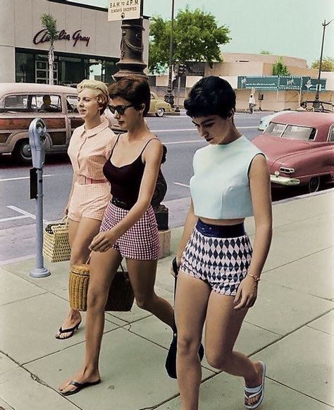 Women in Kabul, Afghanistan, in 1969. 1950s Shorts, Patron Vintage, Look Retro, Retro Shorts, Women Street, Burda Style, 1960s Fashion, Teen Vogue, Moda Vintage