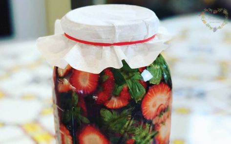 Strawberry Tops, Homemade Vinegar, How To Make Vinegar, Strawberry Vinegar, Infused Vinegars, Fermented Veggies, Fermentation Recipes, Strawberry Topping, Dehydrated Food