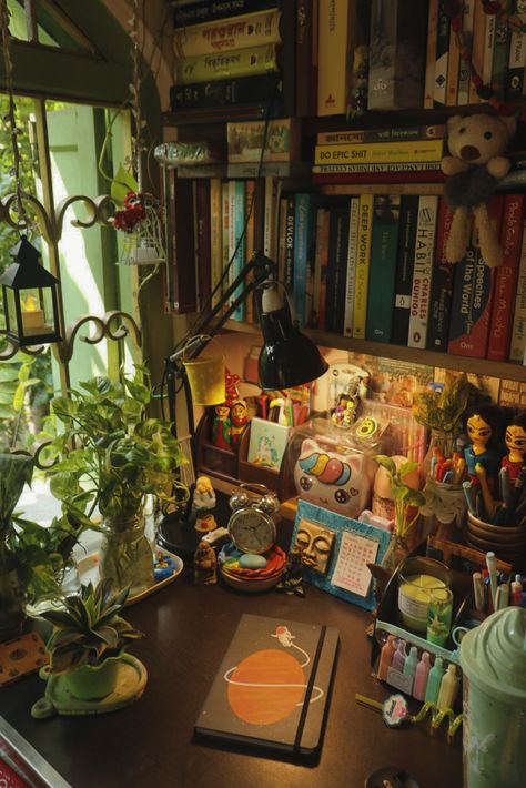 https://instagram.com/ritushree8335?igshid=YTQwZjQ0NmI0OA== Clutter Desk Aesthetic, Round Desk Ideas, Whimsical Desk Decor, Desk Maximalist, Cute Desktop Setup, Maximalist Desk Setup, Retro Desk Setup, Hippie Desk, Artist Desk Setup