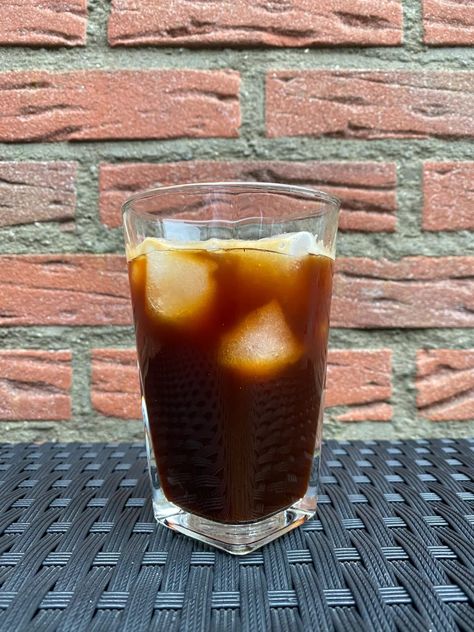 Get your caffeine fix with this quick and easy recipe. It's perfect for those summer days when you want to stay cool but still need that morning pick me up. Learn how you can make an iced long black in 5 minutes or less! Iced Espresso Recipes, Long Black Coffee, Aeropress Recipes, Iced Espresso, Coffee Sticker Design, Ice Caramel Macchiato, Iced Coffee Recipe, Espresso Recipes, Coffee Ice Cubes