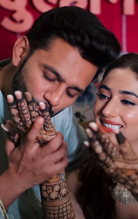 Mehendi Poses For Couple, Mehndi Poses Photography With Friends, Mehendi Photoshoot Couple, Mehandi Couple Poses, Couple Mehndi Poses, Mehendi Couple Poses, Mehindi Poses, Mehndi Couple Photoshoot, Mehdi Pose