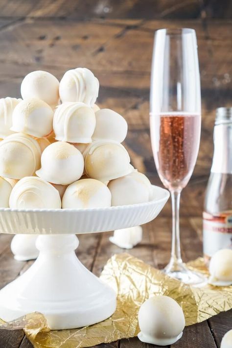 These Strawberries & Champagne Cake Balls are perfect for a New Year's Eve party, Valentine's Day, Bridal Showers and so much more! They make an easy dessert that tastes like fruity pebbles! Pebbles Cake, Bridal Shower Desserts Table, Cake Ball Recipes, Bridal Shower Desserts, Champagne Cake, Brunch Desserts, Cake Ball, Boozy Desserts, Shower Desserts