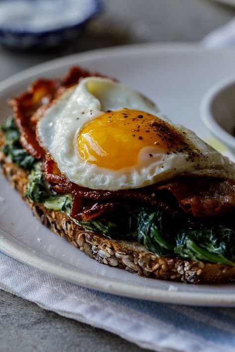 Spinach Toast, Stomach Rumbling, Colonial Kitchens, Creamed Spinach Recipe, Rye Toast, Protein Ideas, Spinach Breakfast, Quick Side Dishes, Eggs Breakfast