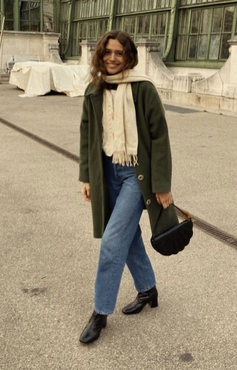 Classic Fall Fashion Women, Outfit Ideas Uk Street Styles, Artsy Concert Outfit, Fall Fashion Color Palette, Felt Hat Women, Going Out Fall Outfits Night, Early Fall Fits, Wide Leg Courdroy Pants Outfit, Steven Sanchez Concert Outfit