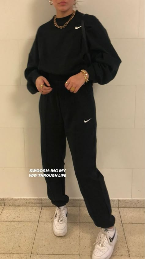 Emsemble Nike, Nike Sweat Outfit, Nike Set Outfits Women Black, Nike Joggers Outfit Women, Nike Set Outfits Women, Black Nike Sweatpants Outfits, Nike Ensemble, Nike Sweat Set, Nike Track Pants Outfits