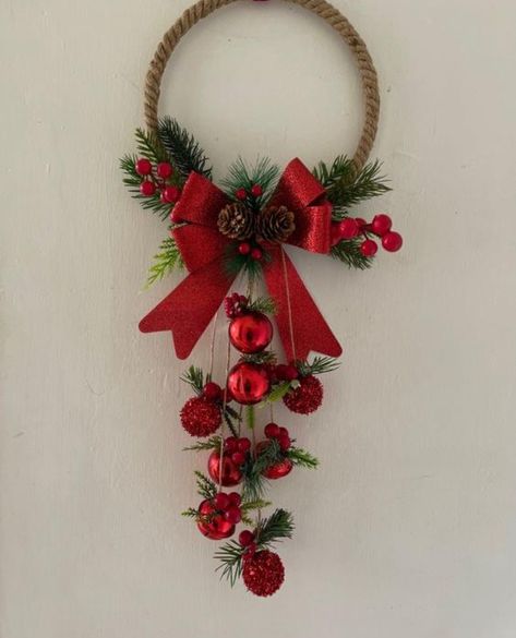 Diy Christmas Baubles, Dekoratívne Vence, Diy Baskets, Christmas Decorations Diy Crafts, Christmas Centerpieces Diy, Christmas Themes Decorations, Porch Christmas, Farmhouse Front, Diy Christmas Decorations Easy