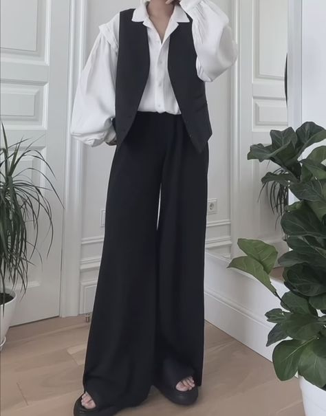 Gender Neutral Dance Outfits, Gender Neutral Black Tie Outfit, Enby Fashion Formal, Transmasc Formal Wear, Androgynous Fashion Formal, Baggy Suit Women, Non Binary Suit, Gender Neutral Formal Wear, Gender Neutral Suit