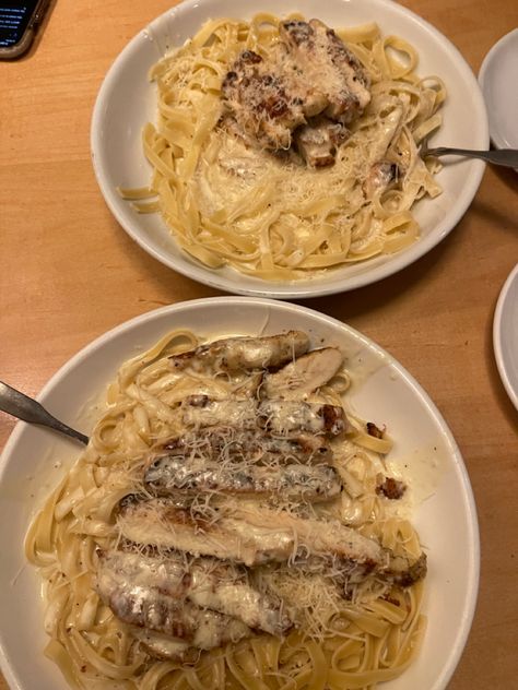 Chicken Alfredo Olive Garden, Olive Garden Date, Olive Garden Aesthetic, Alfredo Olive Garden, Olive Garden Chicken Alfredo, Creamy Pasta Dishes, Food Babe, Food Therapy, Healthy Food Motivation