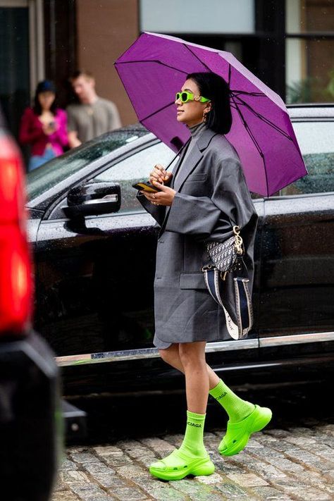 Crocs Outfit Spring, Street Style Crocs, Balenciaga Crocs Outfit, Green Crocs Outfit, Crocs Streetstyle, Crocs Fashion Street Styles, Outfit With Crocs, Crocs Styling, Nyc Outfits Spring