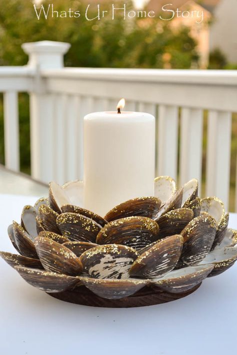 Easy Summer decor - DIY clam shell candle holder #nautical #summerdecorating Nautical Thanksgiving, Diy Clam Shell, Clam Shell Candle, Shell Candle Holder, Clam Shells, Shell Craft, Art Coquillage, Wood Finishing, Shell Candles