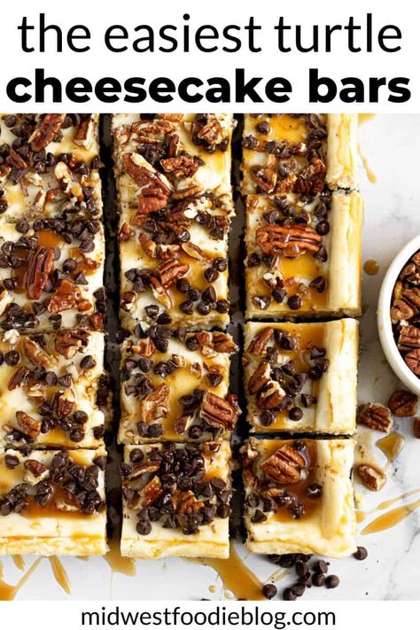 Quick & Easy Turtle Cheesecake Bars | 12 ingredients, less than an hour and they're baked in a 9x13 pan. These turtle cheesecake bars are the easiest and most delicious simple dessert you'll ever eat! Easy Turtle Cheesecake, Turtle Cheesecake Bars, Layered Lasagna, Turtle Cheesecake Recipes, Pasta Simple, Turtle Cheesecake, Night Recipes, Simple Dessert, Flatbread Pizza