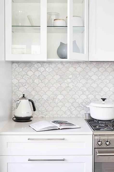 Grey Splashback, White Kitchen Splashback, Kitchen Splash Back, Modern Kitchen Backsplash, Trendy Kitchen Tile, Kitchen Splashback Tiles, Hamptons Kitchen, Tile Splashback, Kitchen Backsplash Designs