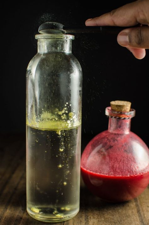 How to make Shimmery Liqueur - Give your cocktails a magical makeover with this homemade Shimmery Liqueur! You can get the luster effect in your cocktails just like Viniq! Raspberry Cocktail, New Years Cocktails, Liqueurs Recipes, Themed Drinks, Fruity Cocktails, Peach Juice, Alcoholic Drink, Flavored Vodka, Fruit Infused