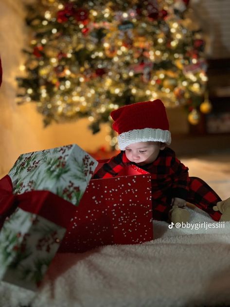 Toddler Christmas Pictures, Baby Christmas Photoshoot, Baby Christmas Photography, Portable Playpen, Christmas Baby Pictures, Christmas Family Photoshoot, Baby Christmas Photos, First Christmas Photos, Xmas Pictures