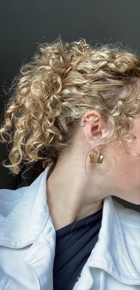 Natural Highlights Curly Hair, Blonde Highlights On Blonde Hair Curly, Brown Blonde Highlights Curly Hair, Dark Blonde Curly Hair Natural, Curly Blonde Hair Naturally, Curly Blonde Short Hair, Blonde 3b Hair, Curly Blonde Ponytail, Sandy Blonde Curly Hair