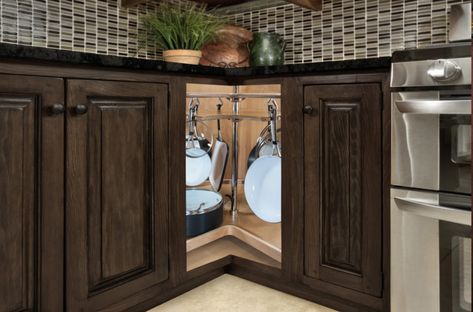 Knowledge: What is the difference between a Lazy Susan and a Super Susan? Corner Cabinet Ideas, Kitchen Cabinet Wine Rack, Lazy Susan Corner Cabinet, Kitchen Lazy Susan, American Kitchen Design, Lazy Susan Cabinet, Superior Cabinets, Kitchen Cabinet Accessories, Blind Corner Cabinet