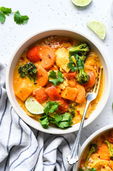 This one pot whole30 pumpkin coconut curry is an incredibly warming and satisfying meal that is easy enough to make any night of the week! Made with a rainbow of vegetables, canned pumpkin puree, coconut milk, curry paste, and chicken (or tofu for a vegan option!). Healthy, comforting, and minimal clean up since it’s made… Paleo Curry, Healthy Curry Recipe, Pumpkin Coconut, Make Ahead Salads, Dairy Free Soup, Pumpkin Curry, Paleo Whole 30, Cooked Veggies, Coconut Curry