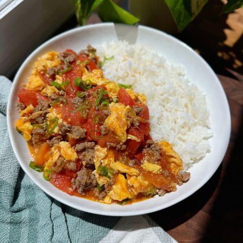 Chinese Tomatoes and Eggs with Beef Chinese Tomato Egg Recipe, Tomato And Eggs, Egg Stir Fry, Tomatoes And Eggs, Tomato And Egg, Stir Fry With Egg, Egg Tomato, Beef Tomato, Vegan Noodles