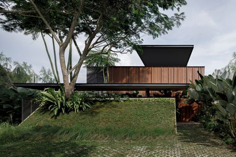 Split Level Home Designs, Modern Tropical House, Bali House, Arch House, Interior Design Images, Tropical Architecture, Landscape Elements, Architecture Building Design, Tropical House