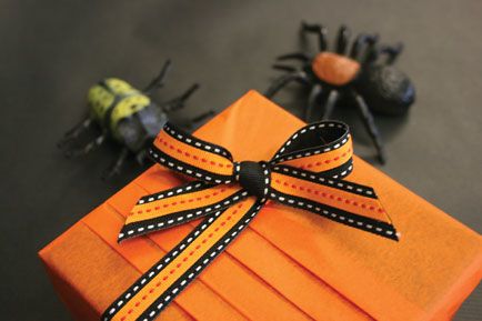 Jane Means has #Halloween wrapped up Gift Wrapping Shop, Natural Gift Wrapping, Gift Wrapping Inspiration, Pretty Halloween, Gift Wrapper, Eco Gifts, Professional Gifts, Present Wrapping, Holiday Gift Wrap