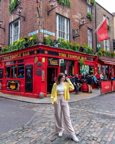 Planning a Trip to Ireland in 2024: 15 Expert Tips to Know Irish Pub Outfit, Dublin Aesthetic Outfits, Dublin Fashion Street Style, Dublin Outfit Spring, Irish Summer Outfits, Dublin Ireland Aesthetic Outfits, Dublin Outfit Summer, Dublin Summer Outfits, Ireland Photo Ideas