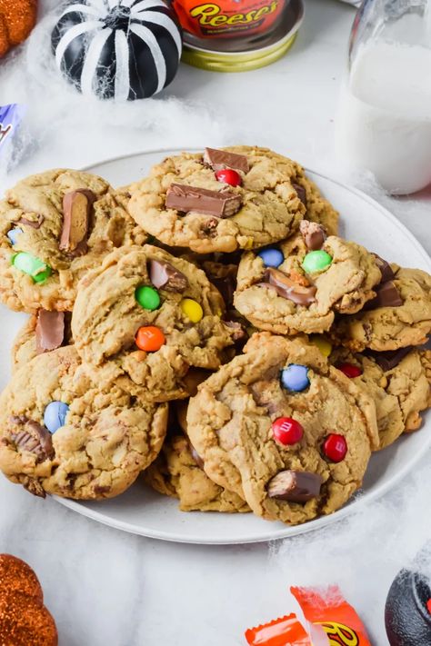 Who doesn’t love a gooey, caramel-y Snickers or peanut butter filled Reese’s Cup on Halloween night?! We all do! But, what’s even better is taking some of your favorite Halloween treats, chopping them up and tossing into these Leftover Halloween Candy Cookies for a decadent dessert. Halloween Candy Cookies, Candy Cookies Recipes, Apple Nachos, Leftover Candy, Leftover Halloween Candy, Cooking Pumpkin, Cookie Spread, Fall Cooking, Peanut Butter Filling