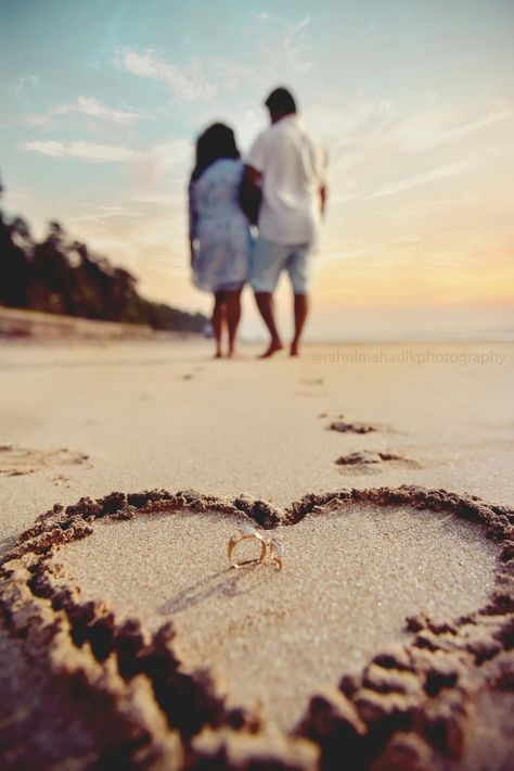 Beach Photography Pre Wedding, Couple Landscape Photography, Beach Engagement Photos Props, Pre Wedding At Beach, Pre Wedding Beach Poses, Engagement Pictures Poses Beach, Pre Wedding Photoshoot Outdoor Beach, Beach Pre Wedding Shoot Photo Ideas, Pre Wedding Photography Poses