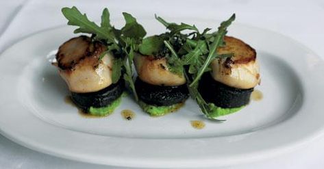 Dinner Party Starters, Pea Puree, Stylish Restaurant, Fresh Peas, Seared Scallops, Black Pudding, Yum Recipes, Shellfish Recipes, Scallop Recipes